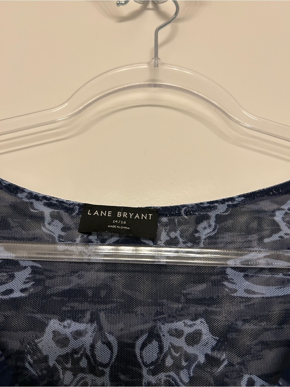 Lane Bryant Navy and Light Blue Butterfly-Print Sleeveless V-Neck Top Size 14/16 - Picture 6 of 8